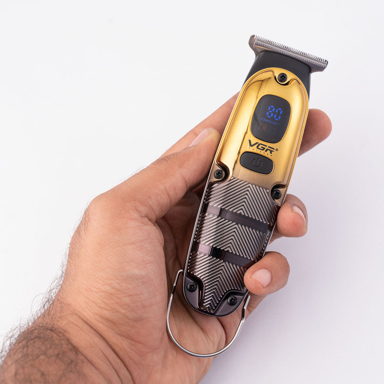 ماشین اصلاح موی صورت وی جی ار مدل V-981 با تیغه استیل ضد زنگ، عملکرد توربو، طراحی ارگونومیک، شارژ سریع 90 دقیقه و استفاده 150 دقیقه، دارای نمایشگر LED و 3 شانه اصلاح 1، 2 و 3 میلیمتری